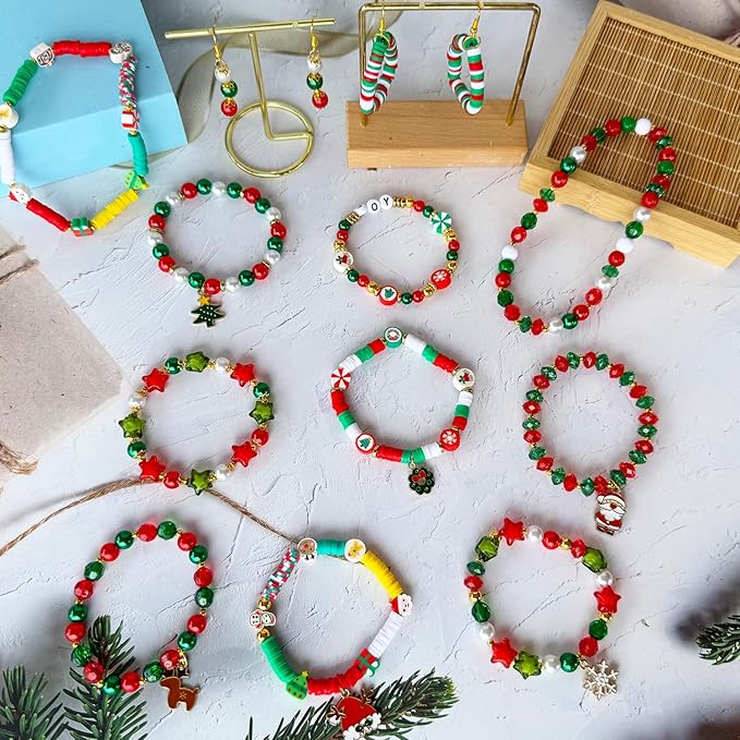 3140PCS Christmas Bracelet Making Kit, Christmas Beads Charms for Bracelets Jewelry Making Red Green Xmas Clay Acrylic Crystal Star Round Beads Letter Spacer Beads for Necklace Making DIY Crafts