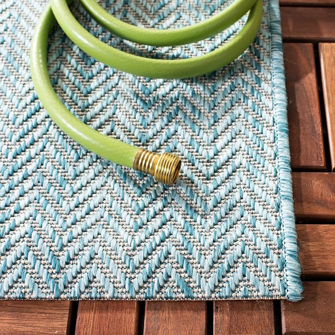SAFAVIEH Outdoor Accent Rug 2'3"x5' - Image 3