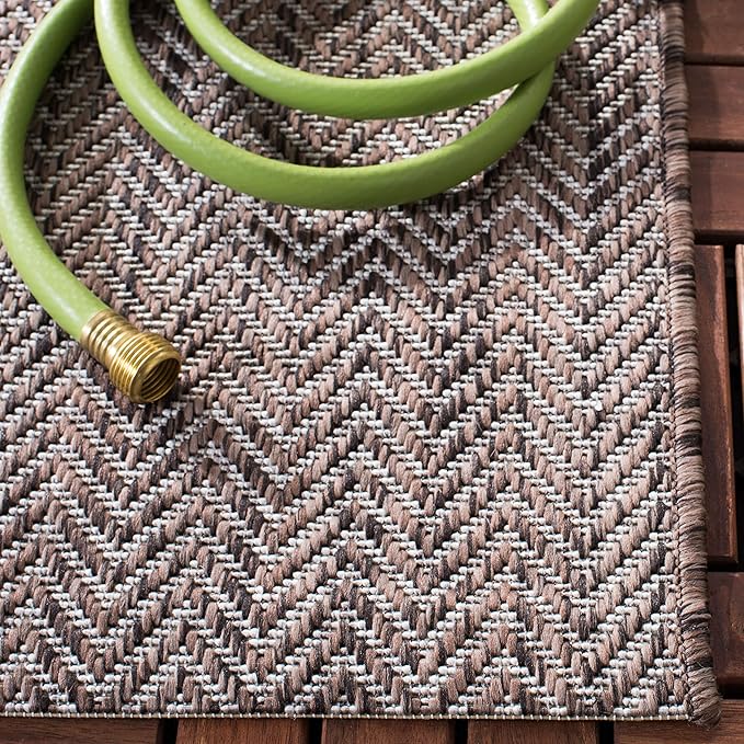 SAFAVIEH Outdoor Accent Rug 4'x5'7" - Image 3